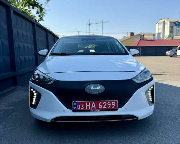 Белый Хендай Ioniq Electric, объемом двигателя 0 л и пробегом 59 тыс. км за 13200 $, фото 6 на Automoto.ua