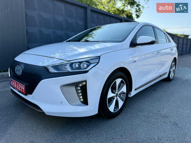 Белый Хендай Ioniq Electric, объемом двигателя 0 л и пробегом 59 тыс. км за 13200 $, фото 4 на Automoto.ua