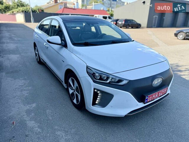 Белый Хендай Ioniq Electric, объемом двигателя 0 л и пробегом 59 тыс. км за 13200 $, фото 2 на Automoto.ua
