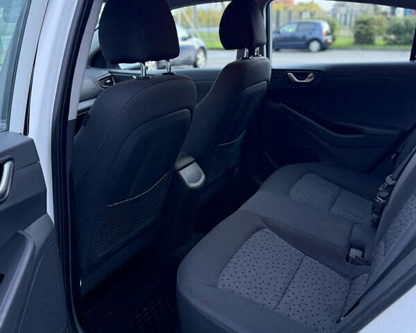 Белый Хендай Ioniq Electric, объемом двигателя 0 л и пробегом 108 тыс. км за 11900 $, фото 9 на Automoto.ua