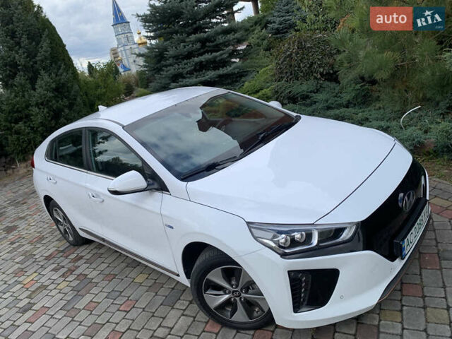 Белый Хендай Ioniq Electric, объемом двигателя 0 л и пробегом 60 тыс. км за 18000 $, фото 3 на Automoto.ua