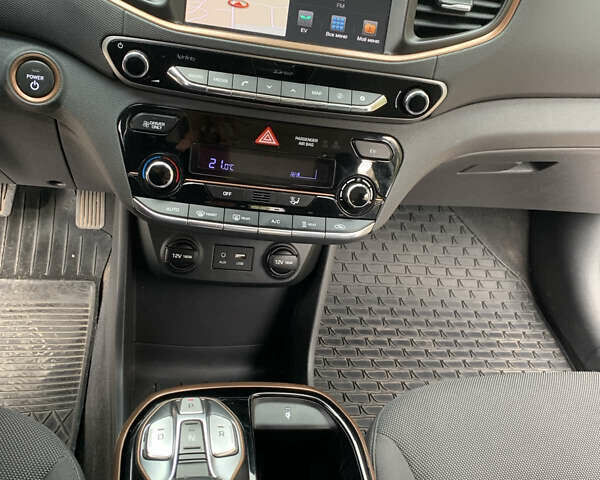 Белый Хендай Ioniq Electric, объемом двигателя 0 л и пробегом 60 тыс. км за 18000 $, фото 17 на Automoto.ua
