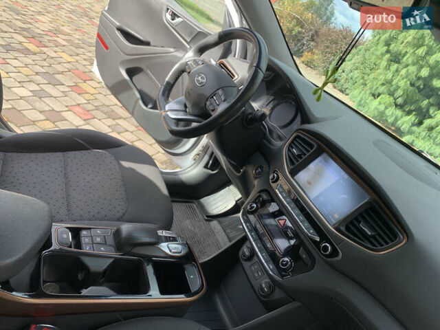 Белый Хендай Ioniq Electric, объемом двигателя 0 л и пробегом 60 тыс. км за 18000 $, фото 11 на Automoto.ua