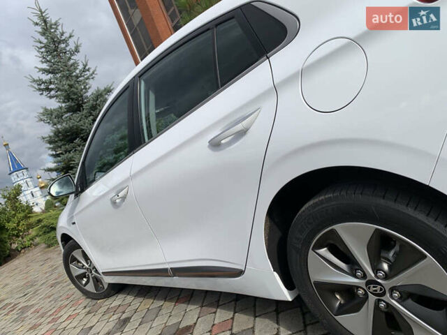 Белый Хендай Ioniq Electric, объемом двигателя 0 л и пробегом 60 тыс. км за 18000 $, фото 10 на Automoto.ua