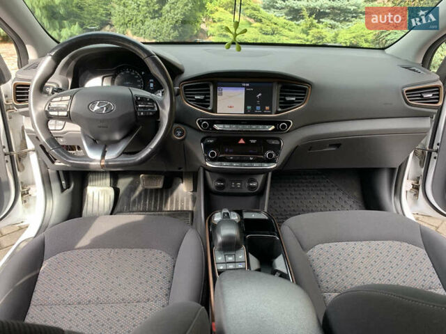 Белый Хендай Ioniq Electric, объемом двигателя 0 л и пробегом 60 тыс. км за 18000 $, фото 19 на Automoto.ua