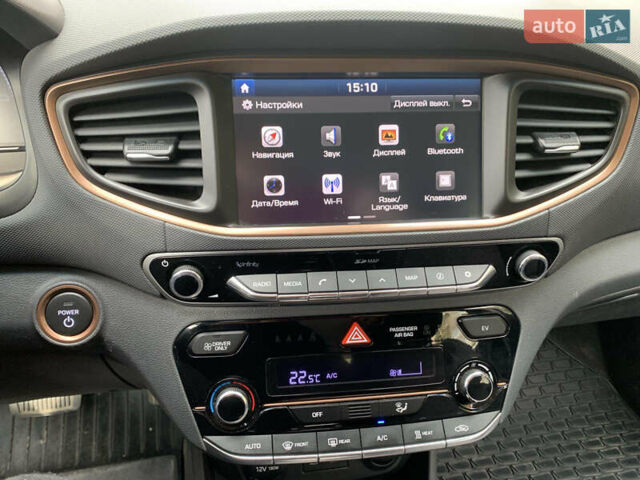 Белый Хендай Ioniq Electric, объемом двигателя 0 л и пробегом 60 тыс. км за 18000 $, фото 6 на Automoto.ua