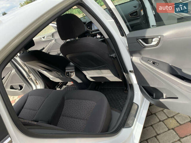 Белый Хендай Ioniq Electric, объемом двигателя 0 л и пробегом 60 тыс. км за 18000 $, фото 12 на Automoto.ua