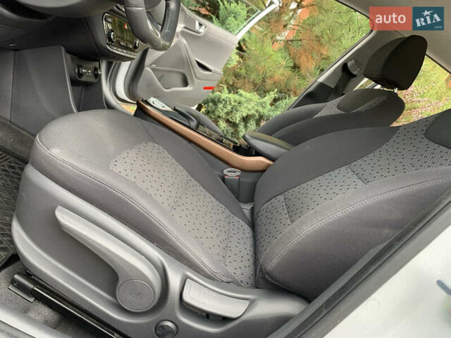 Белый Хендай Ioniq Electric, объемом двигателя 0 л и пробегом 60 тыс. км за 18000 $, фото 14 на Automoto.ua