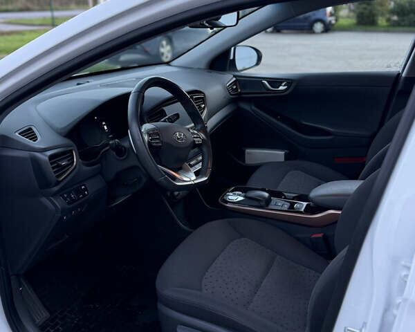 Белый Хендай Ioniq Electric, объемом двигателя 0 л и пробегом 108 тыс. км за 11900 $, фото 12 на Automoto.ua