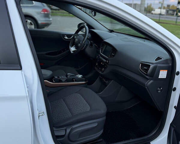 Белый Хендай Ioniq Electric, объемом двигателя 0 л и пробегом 108 тыс. км за 11900 $, фото 11 на Automoto.ua