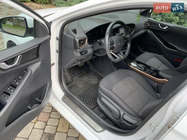 Белый Хендай Ioniq Electric, объемом двигателя 0 л и пробегом 60 тыс. км за 18000 $, фото 21 на Automoto.ua