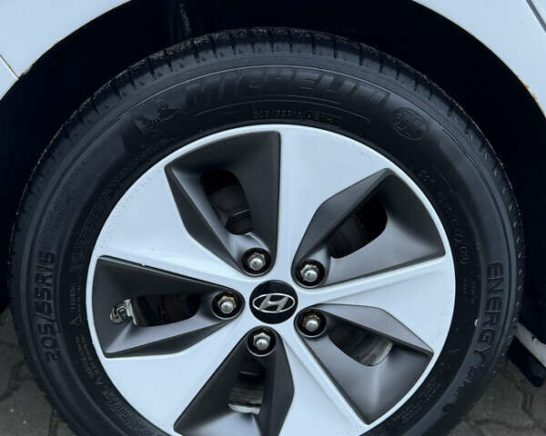 Белый Хендай Ioniq Electric, объемом двигателя 0 л и пробегом 108 тыс. км за 11900 $, фото 7 на Automoto.ua