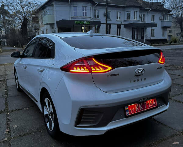 Білий Хендай Ioniq Electric, об'ємом двигуна 0 л та пробігом 116 тис. км за 13999 $, фото 5 на Automoto.ua