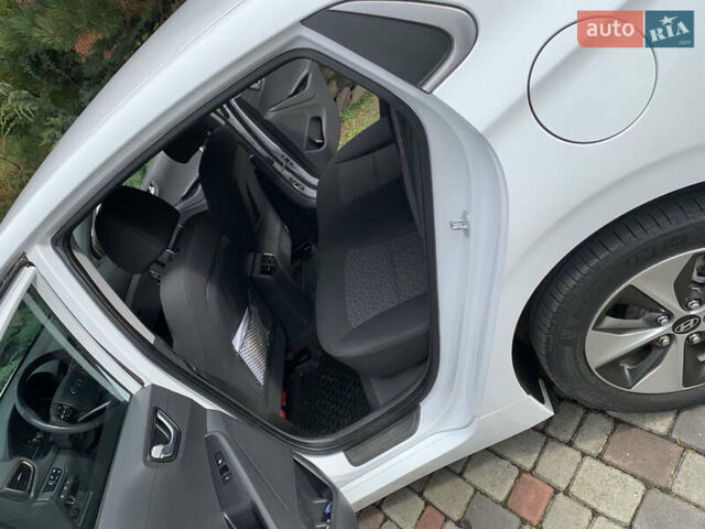 Белый Хендай Ioniq Electric, объемом двигателя 0 л и пробегом 60 тыс. км за 18000 $, фото 20 на Automoto.ua