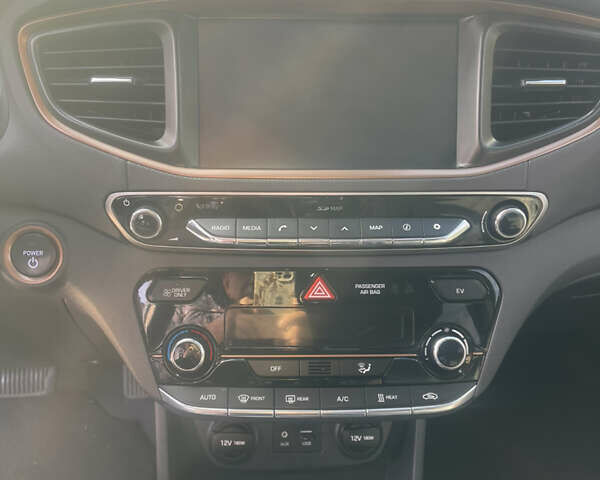 Білий Хендай Ioniq Electric, об'ємом двигуна 0 л та пробігом 139 тис. км за 12950 $, фото 11 на Automoto.ua