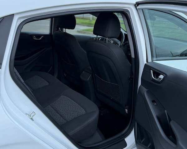 Белый Хендай Ioniq Electric, объемом двигателя 0 л и пробегом 108 тыс. км за 11900 $, фото 10 на Automoto.ua