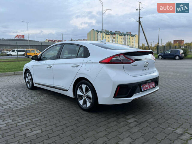 Белый Хендай Ioniq Electric, объемом двигателя 0 л и пробегом 108 тыс. км за 11900 $, фото 5 на Automoto.ua