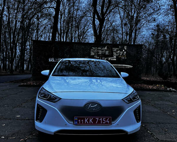 Білий Хендай Ioniq Electric, об'ємом двигуна 0 л та пробігом 116 тис. км за 13999 $, фото 8 на Automoto.ua