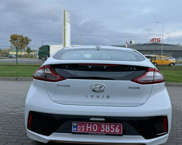 Белый Хендай Ioniq Electric, объемом двигателя 0 л и пробегом 108 тыс. км за 11900 $, фото 3 на Automoto.ua