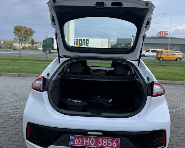 Белый Хендай Ioniq Electric, объемом двигателя 0 л и пробегом 108 тыс. км за 11900 $, фото 6 на Automoto.ua