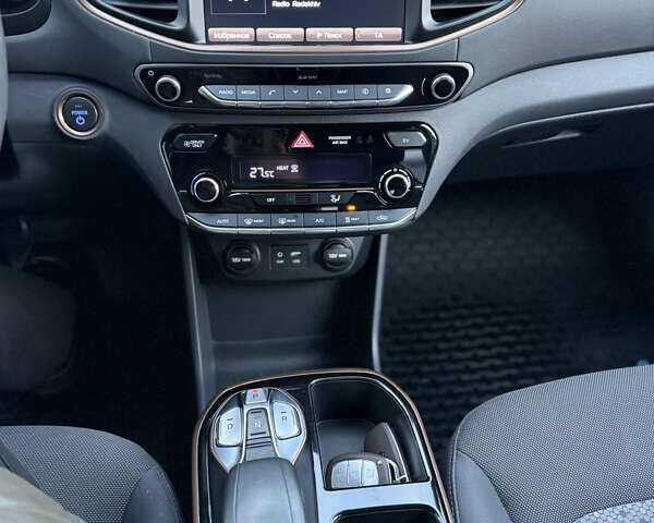 Белый Хендай Ioniq Electric, объемом двигателя 0 л и пробегом 108 тыс. км за 11900 $, фото 17 на Automoto.ua