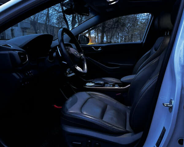 Білий Хендай Ioniq Electric, об'ємом двигуна 0 л та пробігом 116 тис. км за 13999 $, фото 2 на Automoto.ua