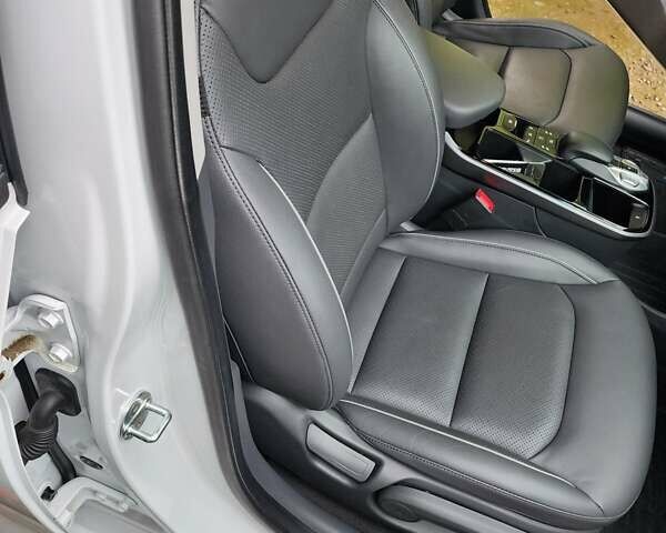 Хендай Ioniq Electric 2019 у Нововолинськ на Automoto.ua Білий Хендай Ioniq Electric, об'ємом двигуна 0 л та пробігом 103 тис. км за 15700 $, фото 18 на Automoto.ua