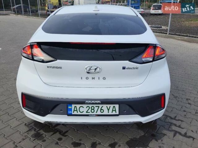 Хендай Ioniq Electric 2019 у Нововолинськ на Automoto.ua Білий Хендай Ioniq Electric, об'ємом двигуна 0 л та пробігом 103 тис. км за 15700 $, фото 3 на Automoto.ua