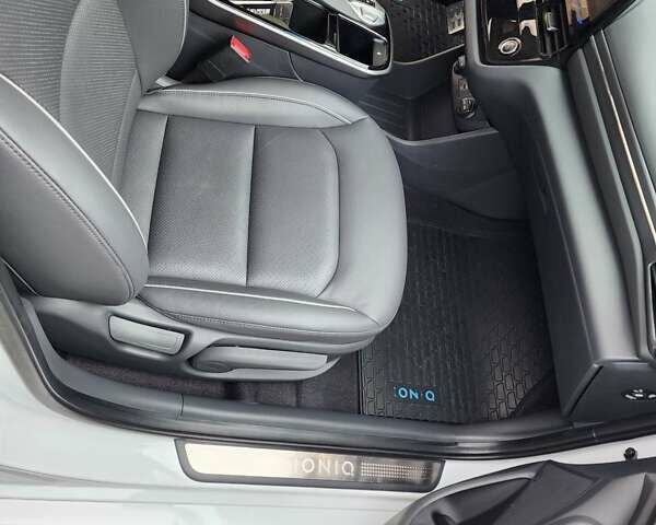 Хендай Ioniq Electric 2019 у Нововолинськ на Automoto.ua Білий Хендай Ioniq Electric, об'ємом двигуна 0 л та пробігом 103 тис. км за 15700 $, фото 14 на Automoto.ua