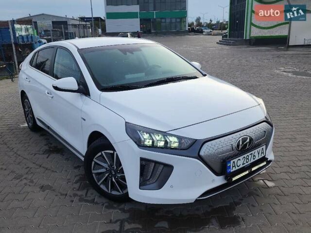 Хендай Ioniq Electric 2019 у Нововолинськ на Automoto.ua Білий Хендай Ioniq Electric, об'ємом двигуна 0 л та пробігом 103 тис. км за 15700 $, фото 1 на Automoto.ua