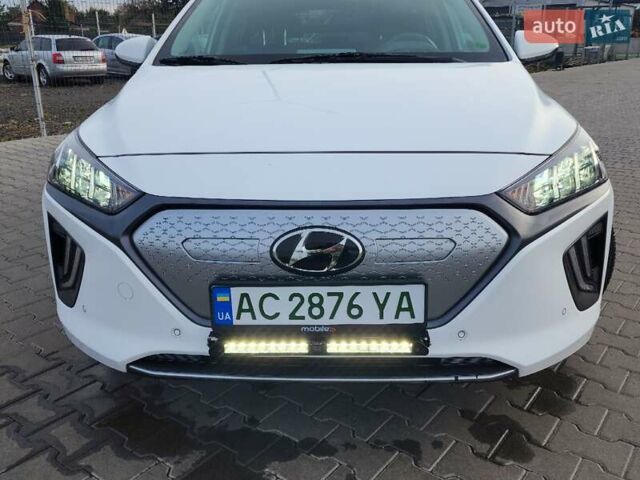 Хендай Ioniq Electric 2019 у Нововолинськ на Automoto.ua Білий Хендай Ioniq Electric, об'ємом двигуна 0 л та пробігом 103 тис. км за 15700 $, фото 2 на Automoto.ua