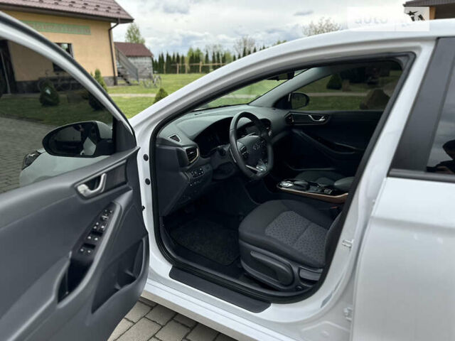 Белый Хендай Ioniq Electric, объемом двигателя 0 л и пробегом 120 тыс. км за 13850 $, фото 11 на Automoto.ua