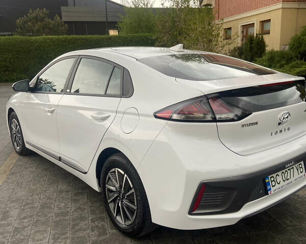 Белый Хендай Ioniq Electric, объемом двигателя 0 л и пробегом 22 тыс. км за 18900 $, фото 3 на Automoto.ua