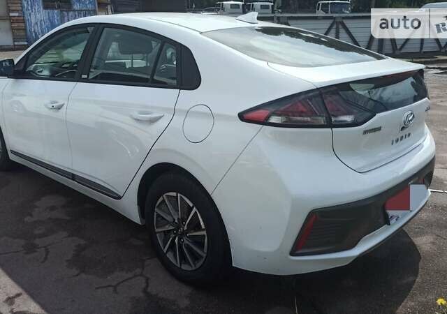 Белый Хендай Ioniq Electric, объемом двигателя 0 л и пробегом 30 тыс. км за 23900 $, фото 2 на Automoto.ua