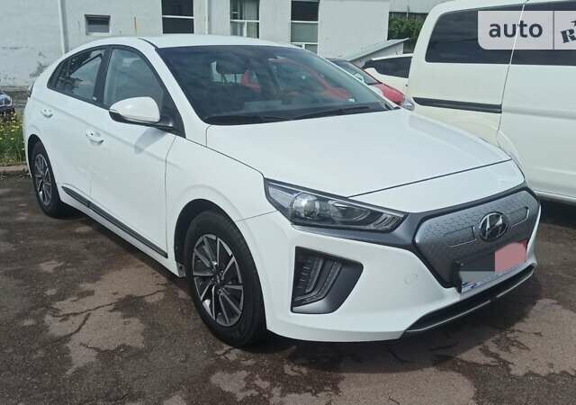 Белый Хендай Ioniq Electric, объемом двигателя 0 л и пробегом 30 тыс. км за 23900 $, фото 4 на Automoto.ua