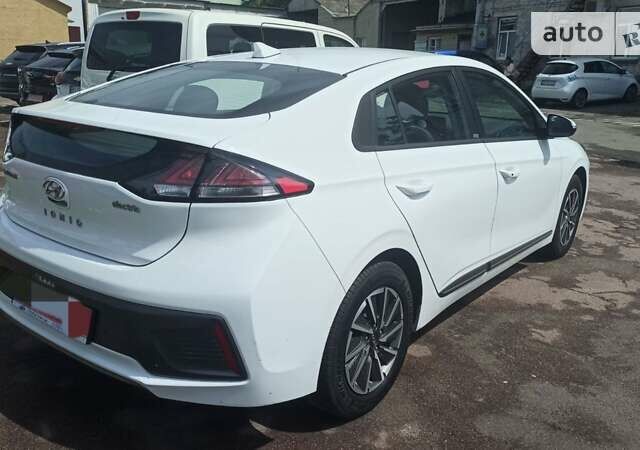 Белый Хендай Ioniq Electric, объемом двигателя 0 л и пробегом 30 тыс. км за 23900 $, фото 3 на Automoto.ua