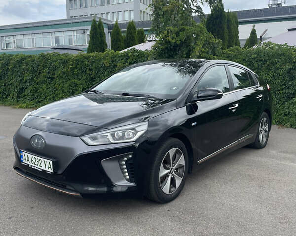 Черный Хендай Ioniq Electric, объемом двигателя 0 л и пробегом 67 тыс. км за 19900 $, фото 2 на Automoto.ua