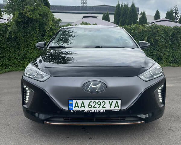 Черный Хендай Ioniq Electric, объемом двигателя 0 л и пробегом 67 тыс. км за 19900 $, фото 1 на Automoto.ua