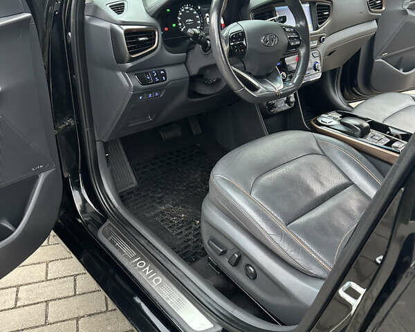 Черный Хендай Ioniq Electric, объемом двигателя 0 л и пробегом 146 тыс. км за 13850 $, фото 61 на Automoto.ua