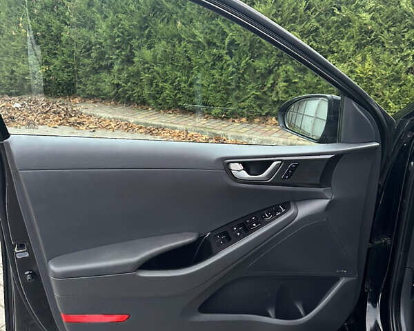 Черный Хендай Ioniq Electric, объемом двигателя 0 л и пробегом 146 тыс. км за 13850 $, фото 60 на Automoto.ua