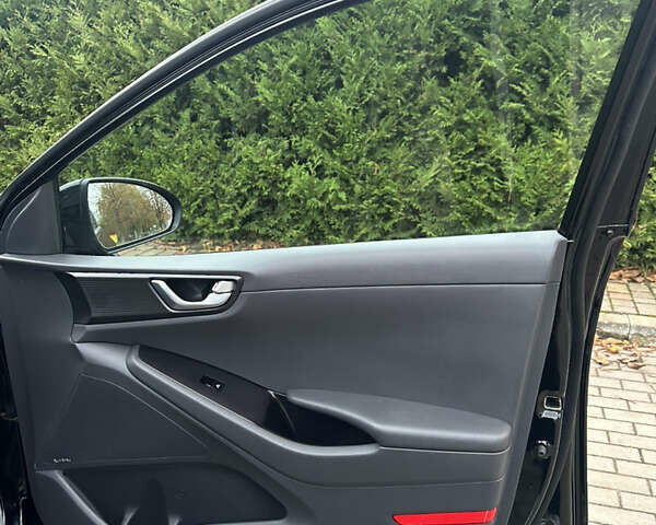 Черный Хендай Ioniq Electric, объемом двигателя 0 л и пробегом 146 тыс. км за 13850 $, фото 54 на Automoto.ua