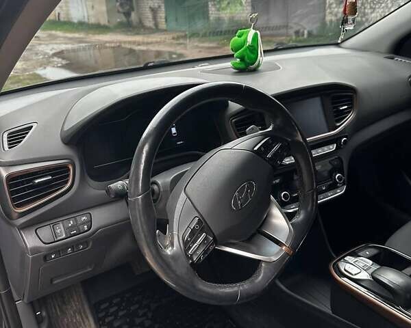 Черный Хендай Ioniq Electric, объемом двигателя 0 л и пробегом 140 тыс. км за 13500 $, фото 4 на Automoto.ua