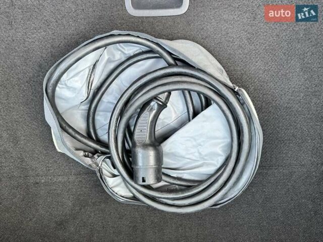 Черный Хендай Ioniq Electric, объемом двигателя 0 л и пробегом 93 тыс. км за 12500 $, фото 60 на Automoto.ua