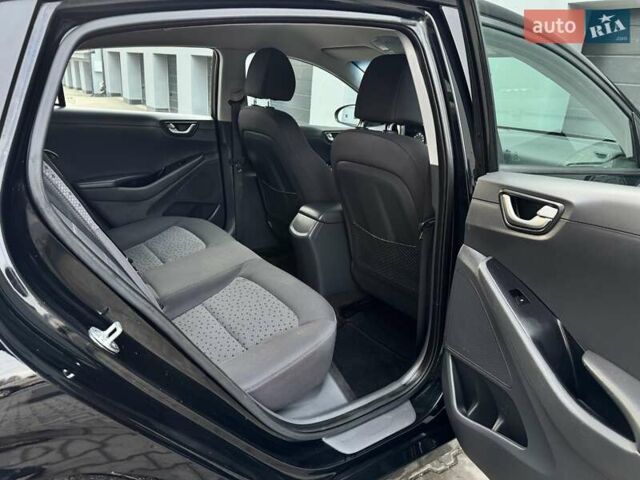 Черный Хендай Ioniq Electric, объемом двигателя 0 л и пробегом 93 тыс. км за 12500 $, фото 51 на Automoto.ua