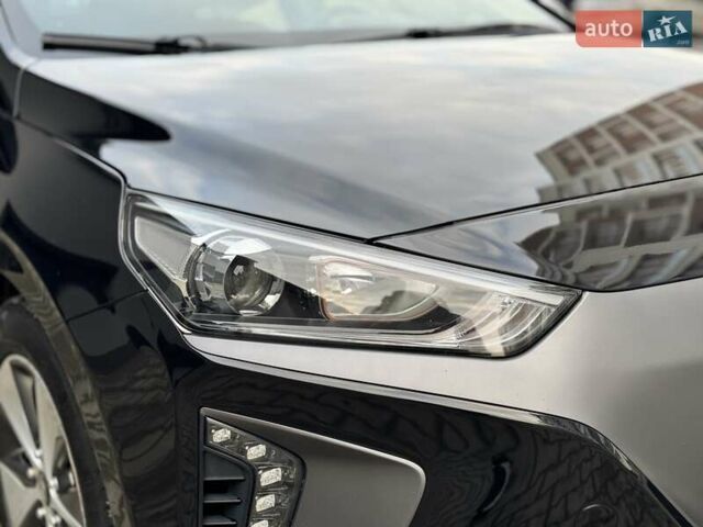Черный Хендай Ioniq Electric, объемом двигателя 0 л и пробегом 93 тыс. км за 12500 $, фото 66 на Automoto.ua