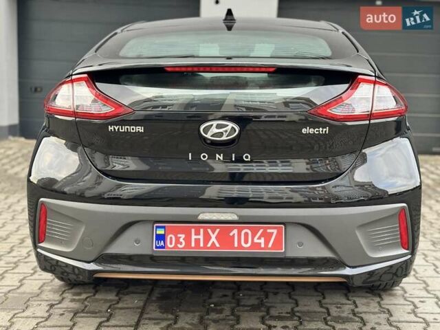 Черный Хендай Ioniq Electric, объемом двигателя 0 л и пробегом 93 тыс. км за 12500 $, фото 2 на Automoto.ua