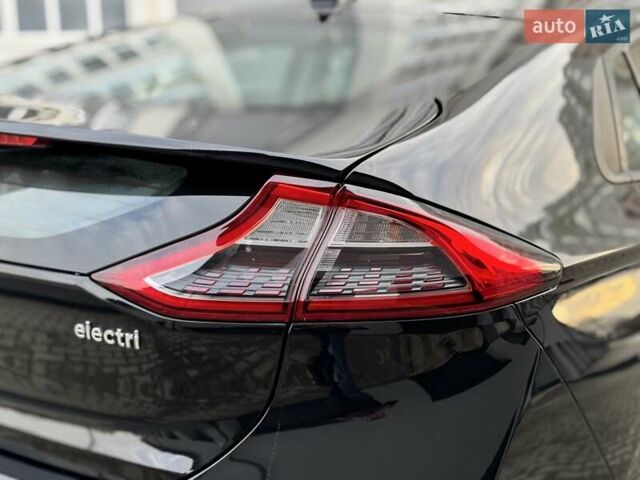 Черный Хендай Ioniq Electric, объемом двигателя 0 л и пробегом 93 тыс. км за 12500 $, фото 76 на Automoto.ua