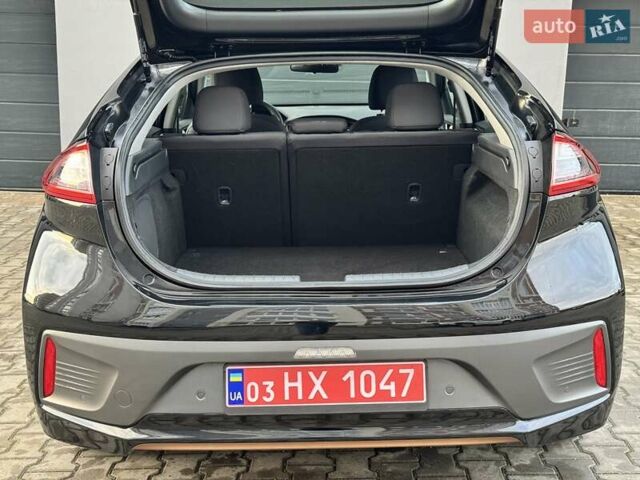 Черный Хендай Ioniq Electric, объемом двигателя 0 л и пробегом 93 тыс. км за 12500 $, фото 58 на Automoto.ua