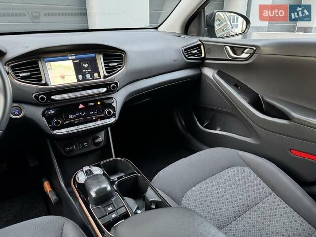 Черный Хендай Ioniq Electric, объемом двигателя 0 л и пробегом 93 тыс. км за 12500 $, фото 45 на Automoto.ua