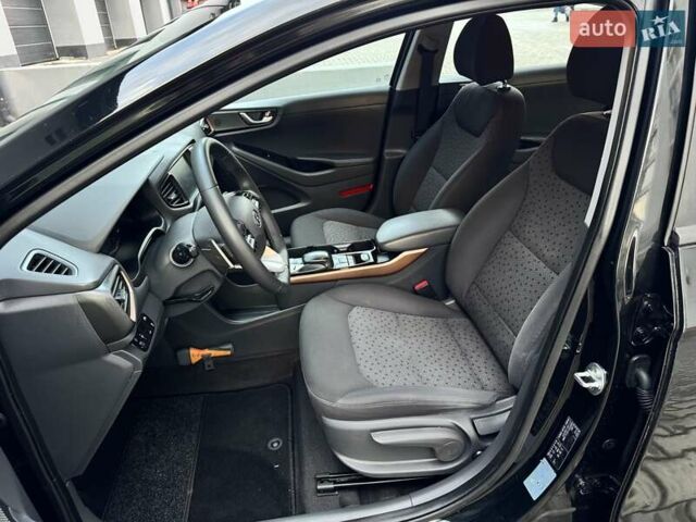 Черный Хендай Ioniq Electric, объемом двигателя 0 л и пробегом 93 тыс. км за 12500 $, фото 27 на Automoto.ua
